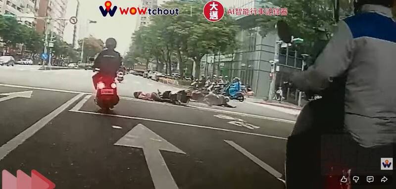 倪男机车与林女机车擦撞。(取自YouTube「WoWtchout - 地图型行车影像分享平台」) 倪男机车与林女机车擦撞。(取自YouTube「WoWtchout - 地图型行车影像分享平台」)
