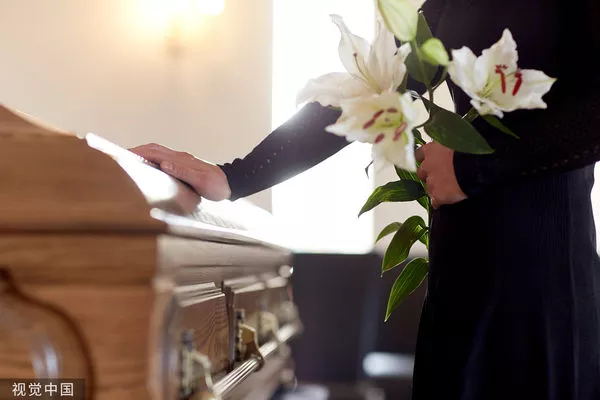 棺材里躺着陌生人!哀悼亲属"吓到心脏病发"倒地送医