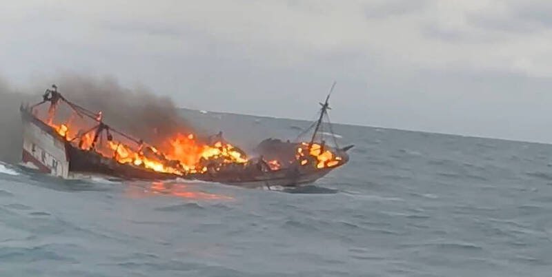 升发财168号机舱起火,整艘船全面燃烧。(民众提供) 升发财168号机舱起火,整艘船全面燃烧。(民众提供)