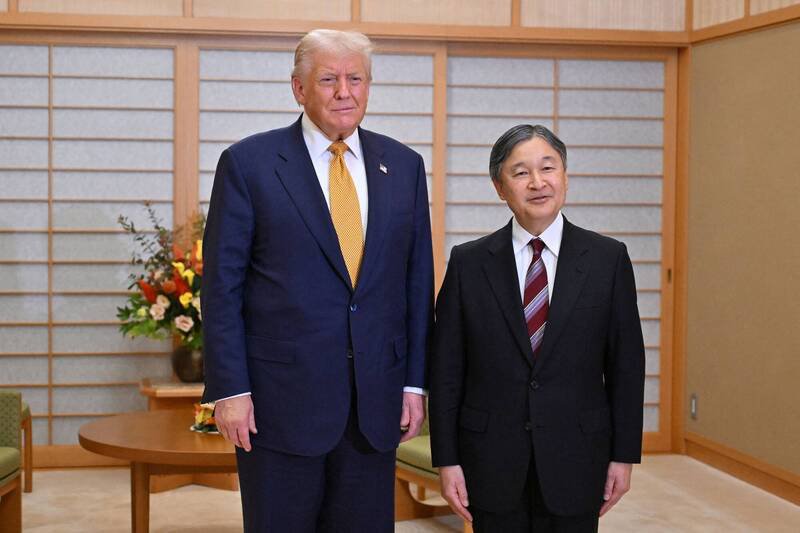 美国总统川普(左)飞抵东京羽田机场不久,就搭乘专车前往皇居与德仁天皇会面。(欧新社) 美国总统川普(左)飞抵东京羽田机场不久,就搭乘专车前往皇居与德仁天皇会面。(欧新社)