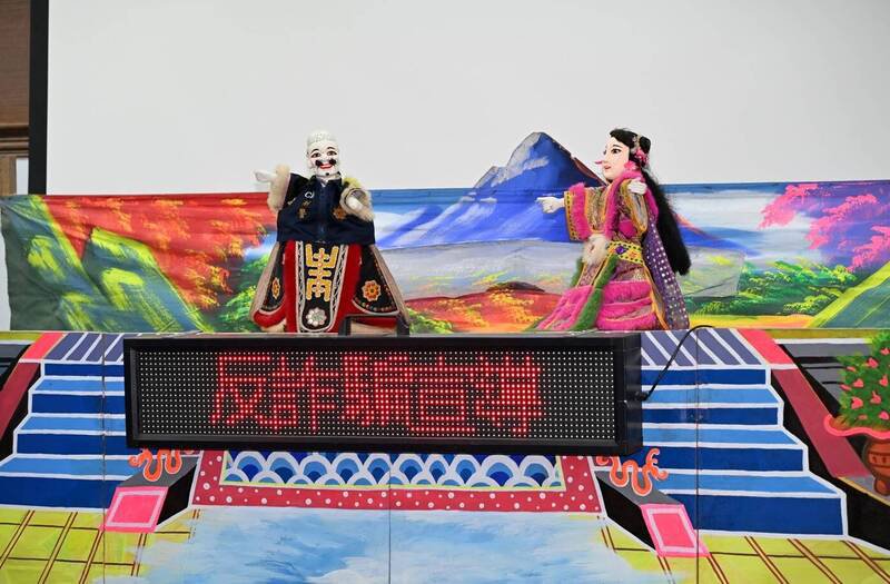 女警操控的被害人（右）与「刑事伯」（左）对话，演出被害经过与应对方式。（警方提供）