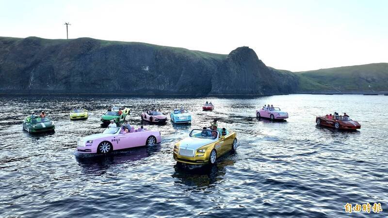 超跑游艇近年来成为澎湖新兴海上娱乐产业。（记者刘禹庆摄）