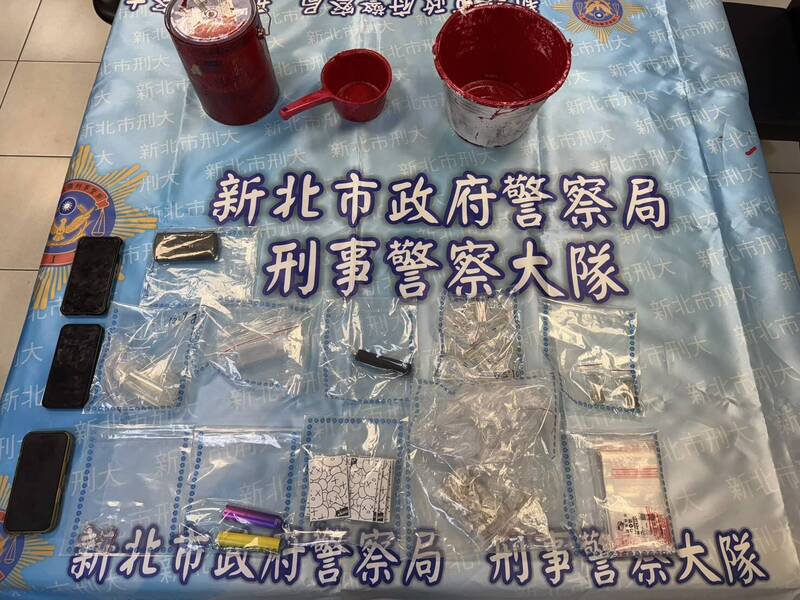 新北刑大、新庄、树林等分局宣布侦破太阳会树林分会陈嫌为首的暴力、泼漆讨债集团，续追黑帮设局诈赌再讨债手法，刨根续追幕后犯罪集团；图为警方查获证物。（记者吴仁捷翻摄）