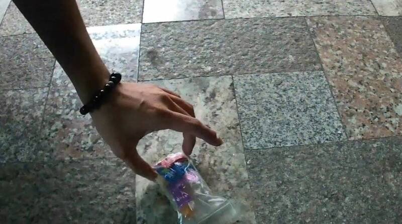 经检视确认只是普通糖果。（警方提供）