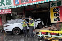 车内惊见15公分利刃！台中休旅车撞店驾驶颈部明显刀伤