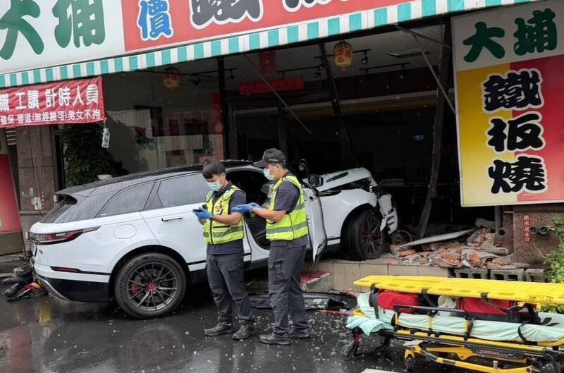 休旅车撞进铁板烧店。（民众提供）