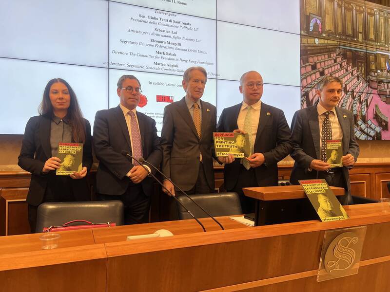 义大利参议员特尔吉（中）邀请香港媒体大亨黎智英之子黎崇恩（右二）在参议院内举行记者会，呼吁中国政府释放黎智英。（中央社）