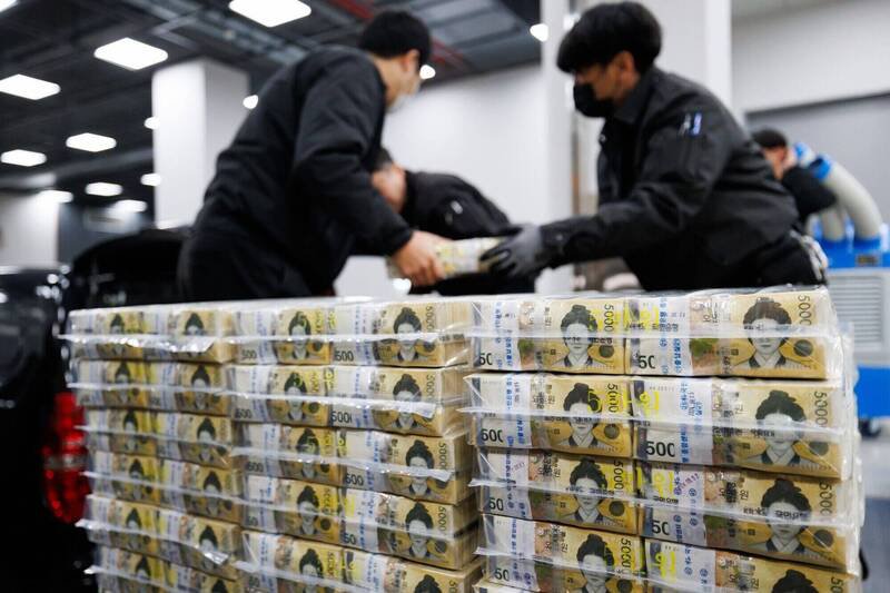 南韩首尔警方拦下横越马路的7旬老翁，没想到对方是诈骗96亿韩元的通缉犯。韩钞示意图。（彭博）