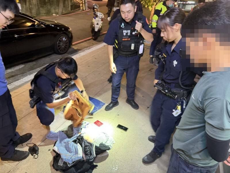 马来西亚18岁许男、26岁罗男以观光名义来台，实则替诈骗集团担任车手工作，警方将两人制伏后，查获赃款20余万元及提款卡。（记者郑淑婷翻摄）