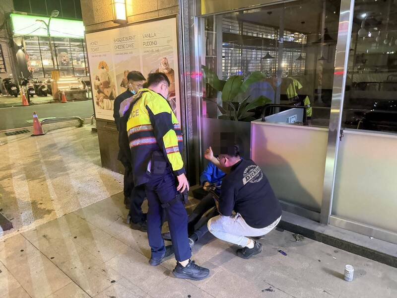 马来西亚18岁许男、26岁罗男（蓝衣者）以观光名义来台，实则替诈骗集团担任车手工作。（记者郑淑婷翻摄）