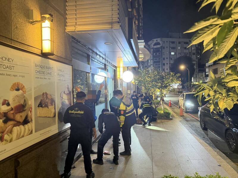 马来西亚18岁许男、26岁罗男以观光名义来台，实则替诈骗集团担任车手工作，警方将两人制伏后，查获赃款20余万元及提款卡。（记者郑淑婷翻摄）