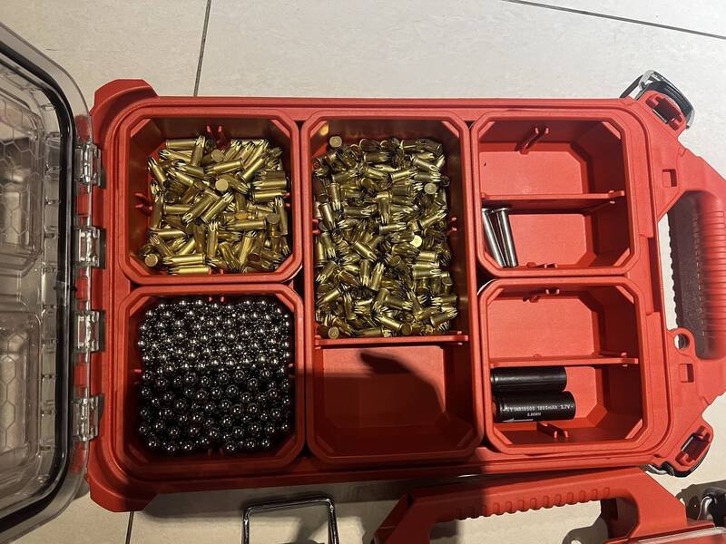 桃园市中坜警分局会同基隆市刑警大队、第四分局及宜兰县警局共组专案小组，在宜兰县五结乡及大同乡查获张姓男子持有非制式火药长枪2支、枪管2支、弹簧、通枪条、钢珠。（警方提供）