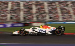 F1赛场惊险一刻！工作人员误闯赛道 车手差点当场撞上