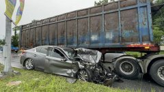 惊悚!花莲台9线连结车突失控 逆向撞烂轿车车头