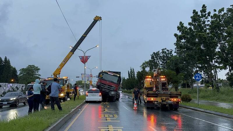 花莲县新城乡台9线184.5公里处，联结车逆向撞上二辆汽车。（民众提供）