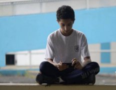 悚!不满手机被玩坏「百万积分归零」 大马9岁童割颈6岁弟