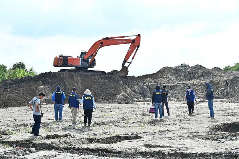 美浓大峡谷涉案地主之一的石丽君，丈夫巫男竟当著检调面前喝农药。（资料照）