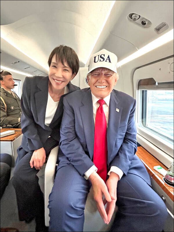 登上「华盛顿号」航空母舰后，两人在美军印太司令帕帕罗上将（右）的陪同下，轻松交谈。川普在随后的演说中，称他与高市已成为「非常亲近的朋友」。（法新社）

