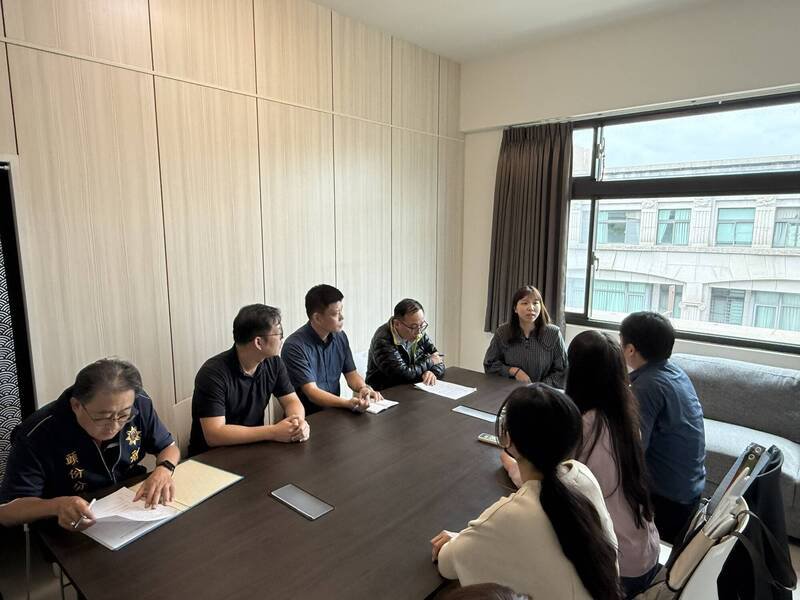 苗栗地方检察署与相关单位组联合访视小组，前往县内绿能企业社访视交流。（图由苗栗地检署提供）