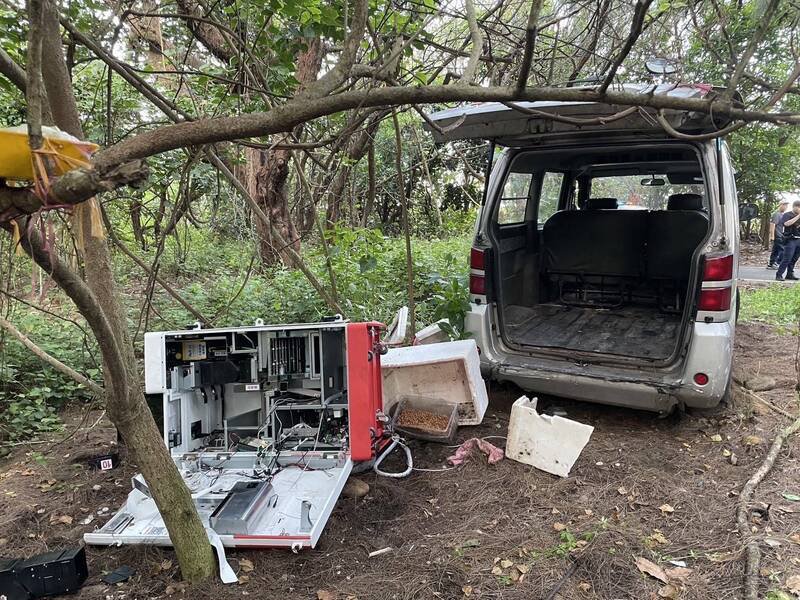 嫌犯将整台虾皮智取机以工具拆卸后搬上车，得手后载往新丰海边弃置于树丛间。（新湖警分局提供）