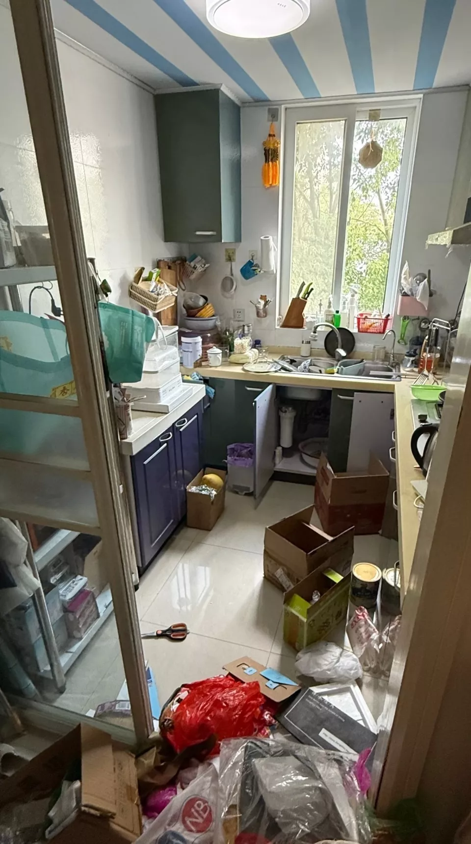 为家中老人做“断舍离”:厨房里收拾出384个塑料袋