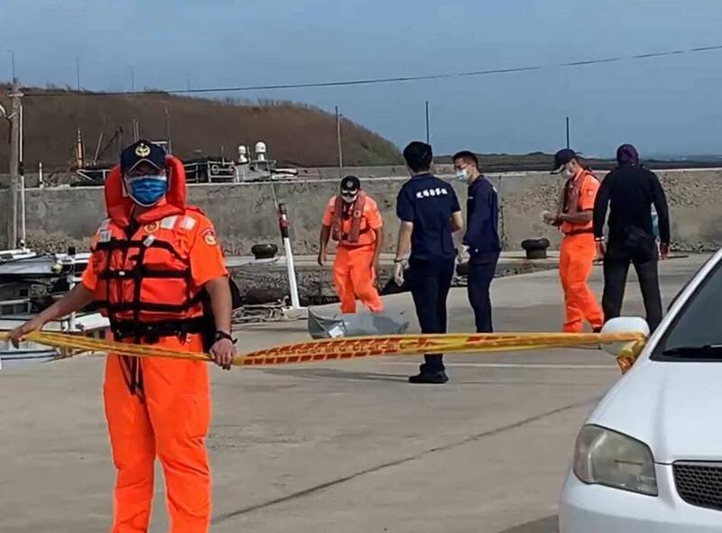 风柜东渔港发现失联外籍渔工遗体，现场拉起封锁线。（民众提供）
