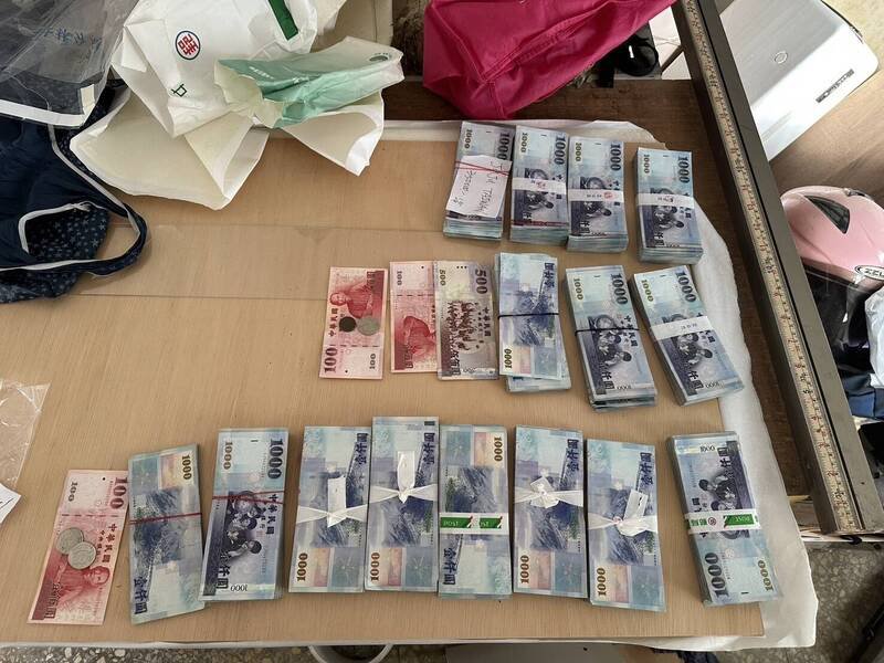 警方到王嫌土城工作室查扣134万元赃款。（记者王冠仁翻摄）
