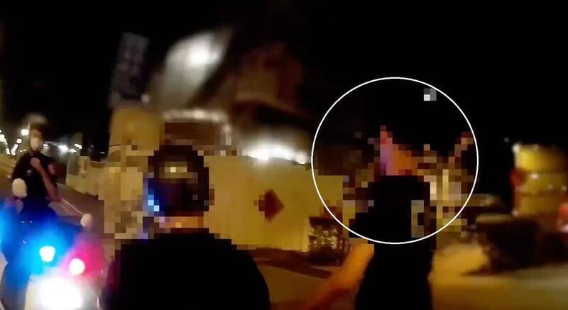 黄男骑机车载陈姓友人时，因陈男未戴安全帽遭警方拦查，但黄男眼神刻意闪避，最后被搜出毒品恺他命。（记者陆运锋翻摄）