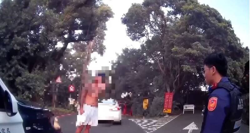 李男开车到圆山大饭店持刀砍树。（记者王冠仁翻摄）