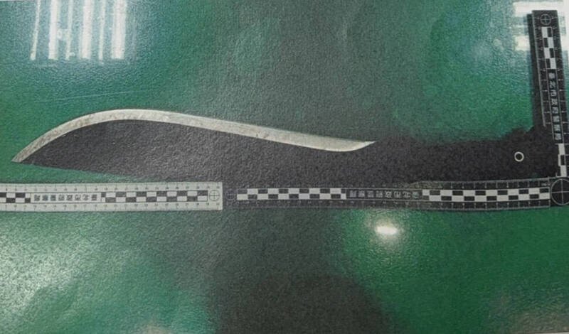 警方查扣李男的刀械。（记者王冠仁翻摄）