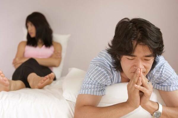 债主追上门吓坏妻儿，渣夫躲海外终被休。（情境照）