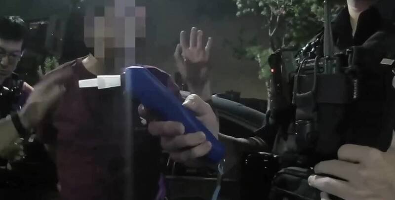 吴男浑身酒味却不配合酒测，被依拒测开罚18万元，并吊销驾驶执照、吊扣牌照2年。（民众提供）