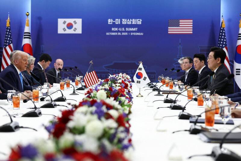 美国总统川普（左）和南韩总统李在明（右）29日在APEC峰会场边会谈。（路透）