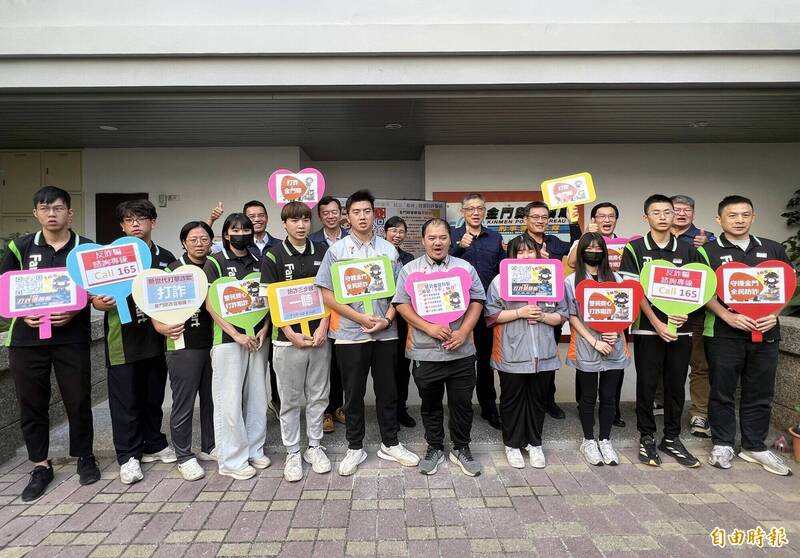 金门县警局与地区各大超商业者代表，共同宣誓为消费者把关。（记者吴正庭摄）