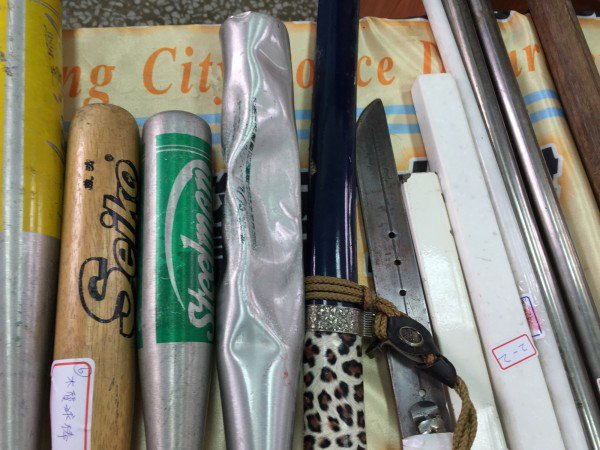 警方查扣滋事份子的棍棒。示意图与文无关（资料照）