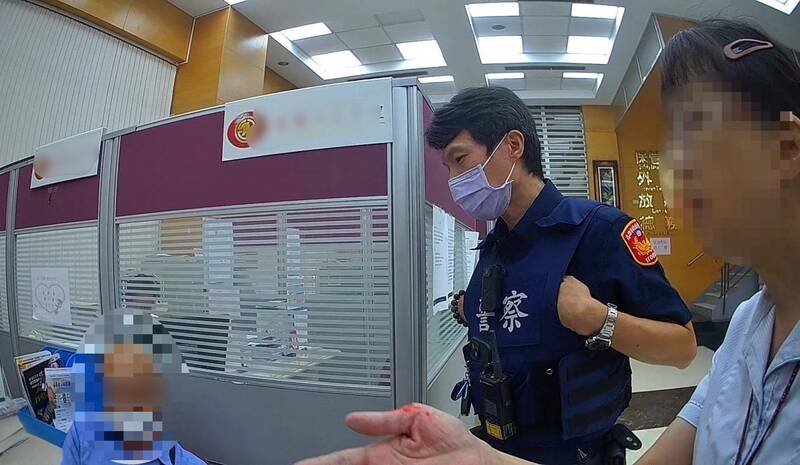 金价飙涨，林男陷投资黄金骗局，警方与行员阻诈保住40万。（民众提供）