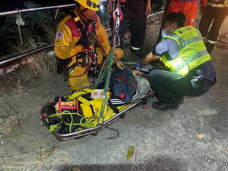 台中一名萧姓女大生，昨晚骑车自撞护栏后，喷飞坠落6米深边坡，消防人员获报到场抢救。（记者陈建志摄）