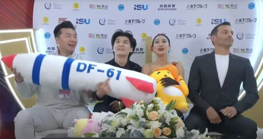 手持导弹玩偶引发争议 中国花滑选手遭国际滑联调查