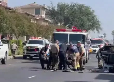 四川小伙目击美警察遭枪击抢救现场 正好驾车经过