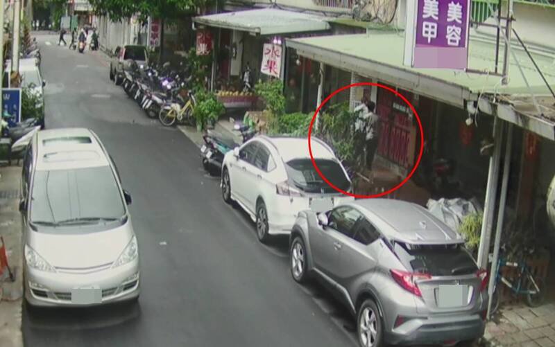 苏男替蔡姓友人出气，从后方一把推向高男。（记者陆运锋翻摄）