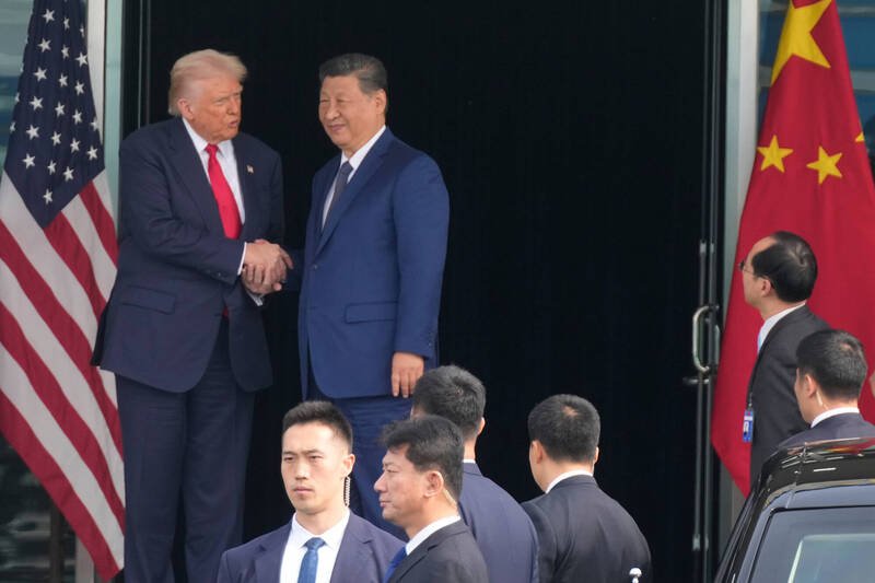 美国总统川普（左）与中国国家主席习近平30日在南韩釜山举行会谈。图为会后两人握手道别，但未对外发表任何评论。（美联社）