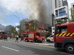 新店央北重划区2层楼样品屋大火 浓烟直窜烧毁500平方公尺