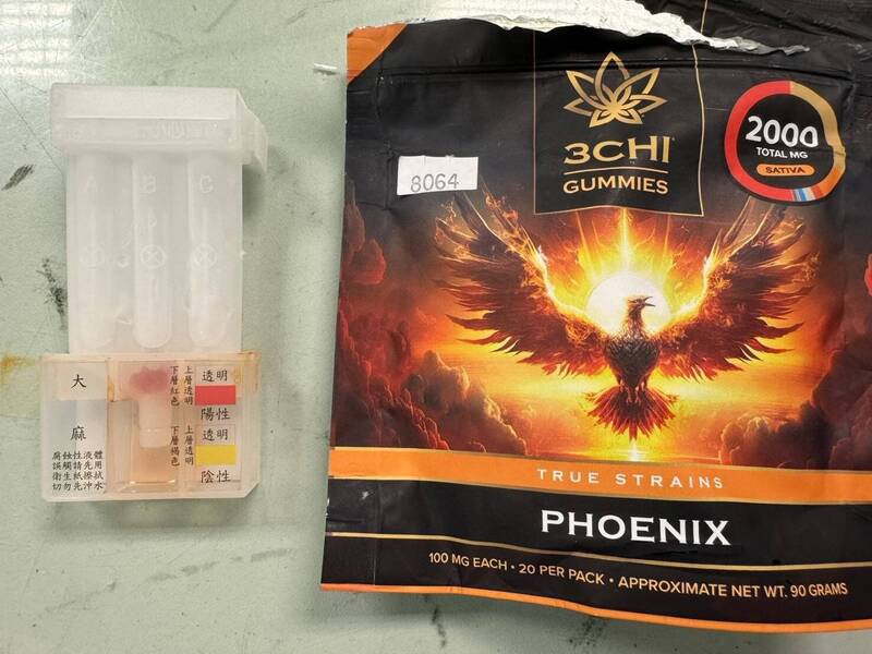 海巡署侦防分署桃园查缉队截获曾嫌携带大麻软糖入境，经验毒试剂检验出软糖有二级毒品反应。（记者余瑞仁翻摄）