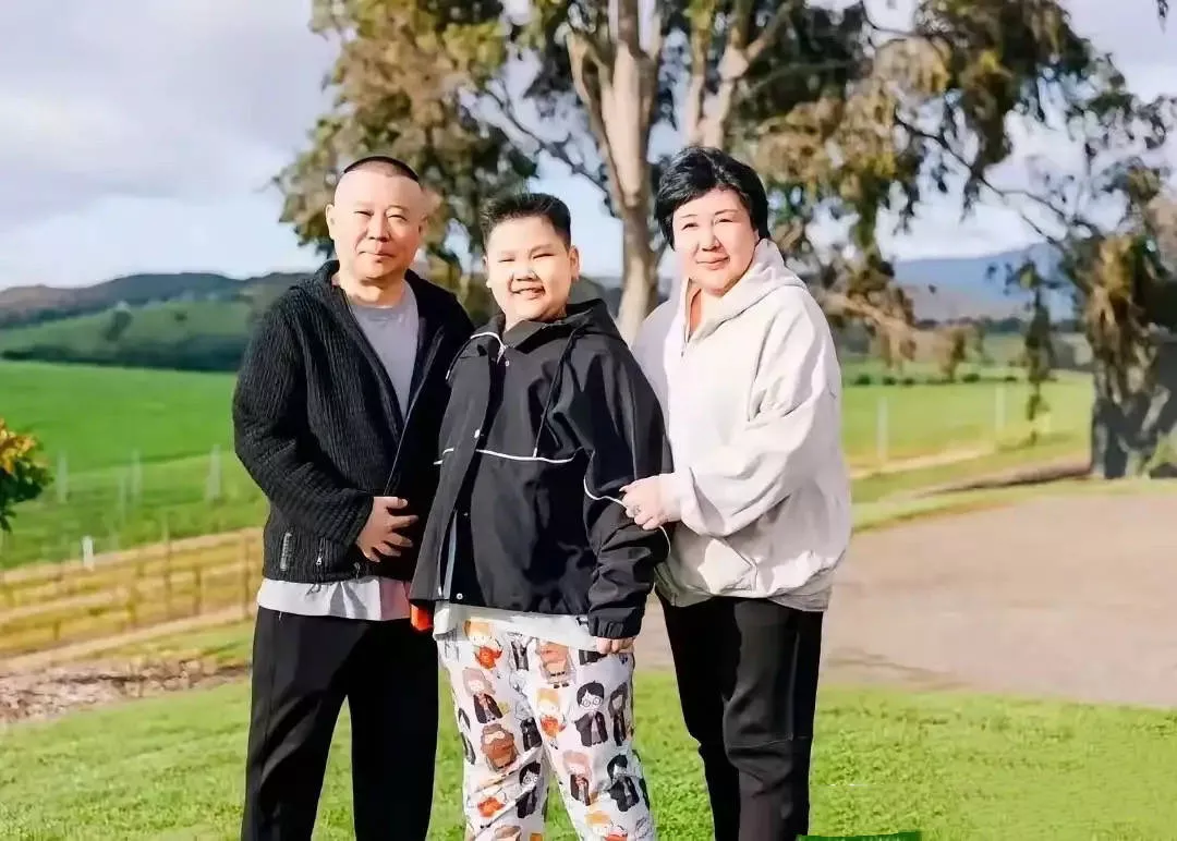 郭德纲一家三口国外秋游，10岁郭汾阳挺大肚穿花睡裤