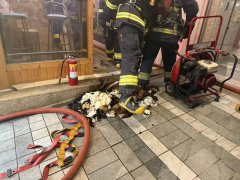 自助洗衣店烘衣机冒浓烟 使用者衣物疑沾易燃物质导致