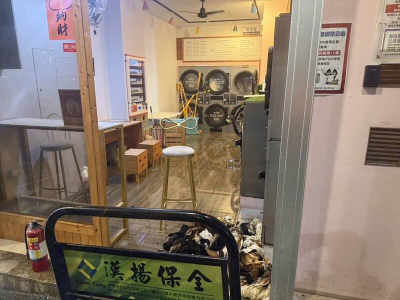 自助洗衣店内一片狼藉。（记者徐圣伦翻摄）