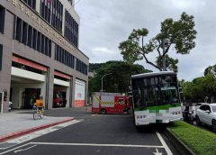 就在消防分队前!北市公车自撞分隔岛 消防弟兄冲出直接救援
