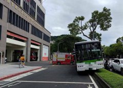 大都会客运北市消防分队前自撞分隔岛 业者将补偿乘客百元礼券
