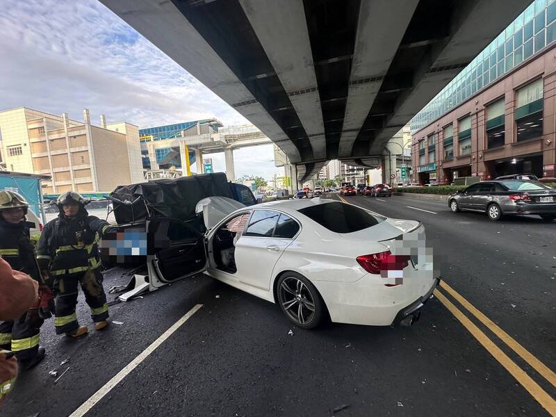 消防人员与现场进行救援。（记者徐圣伦翻摄）