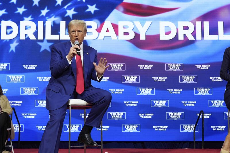 川普去年在选战期间以「钻吧，宝贝，钻吧」口号，主张扩大石油天然气探钻。（美联社档案照）